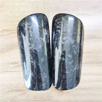 Geschmiedete Schienbeinschoner aus strukturierter Kohlefaser